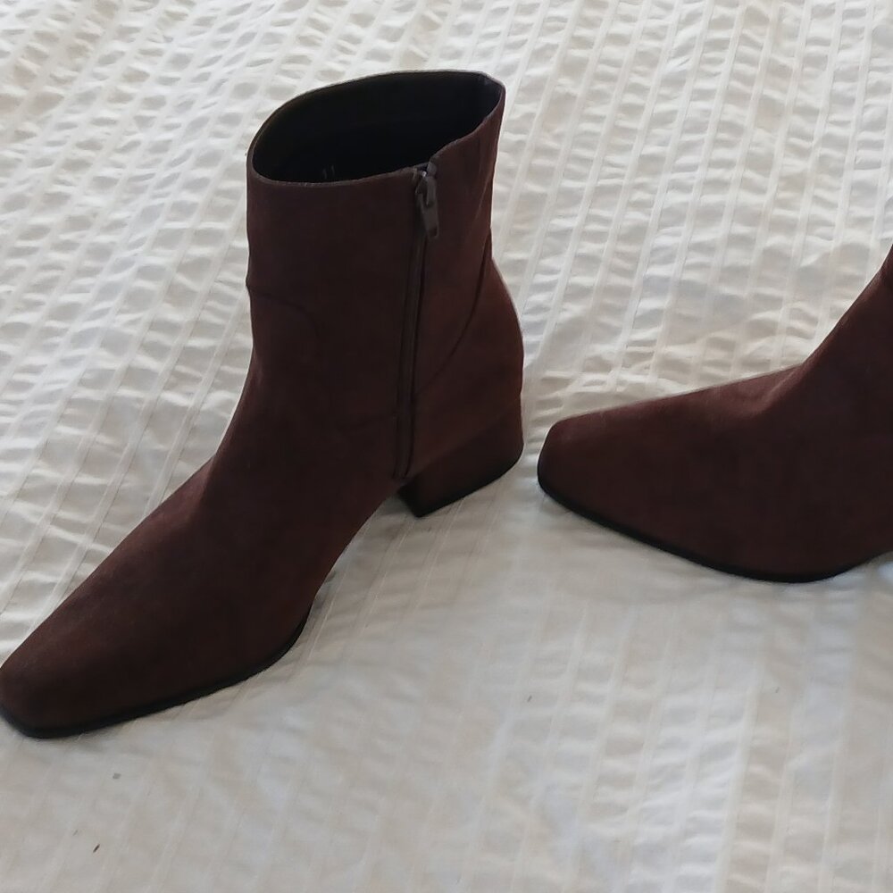 Women’s Coral Boots  Universal Thread Brown Suede size 11 New without box